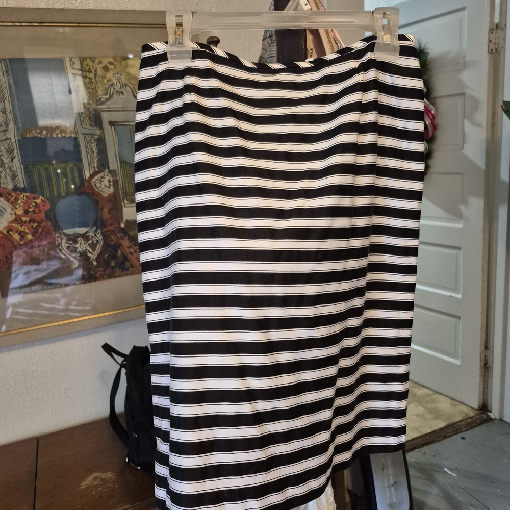 Elegant Black and White Striped Pencil Skirt
